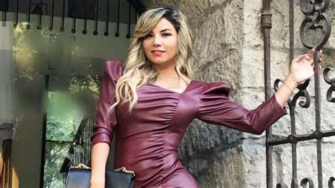 Aleida Núñez impacta con look azul de una sola pierna 